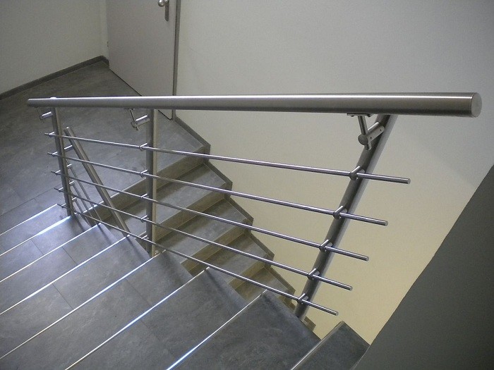सीढ़ी / छत / पूल बाड़ के लिए आधुनिक स्टेनलेस स्टील रेलिंग बाल्टियाँ